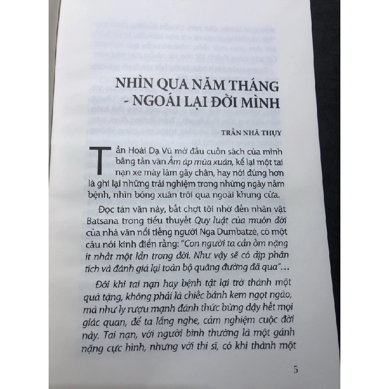 Nhìn qua năm tháng 2021 BÌA CỨNG chữ ký tác giả mới 90% Tần Hoài Dạ Vũ HPB1008 VĂN HỌC 458656
