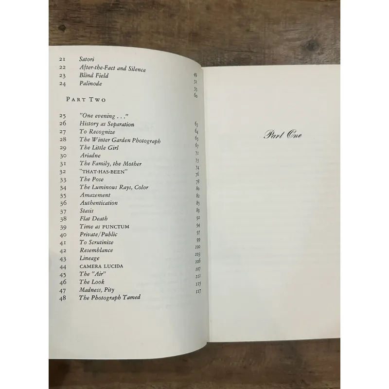 Camera Lucida: Reflections on Photography - Roland Barthes (Penguin Vintage) 731658