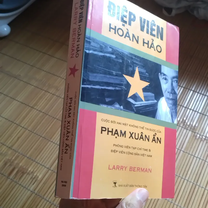 Điệp viên hoàn hảo - Cuộc đời hai mặt không thể tin được của Phạm Xuân Ẩn - Larry Berman 558949