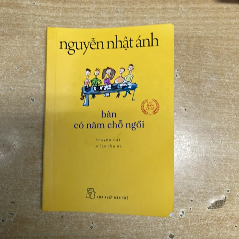 Bàn có năm chỗ ngồi 974462