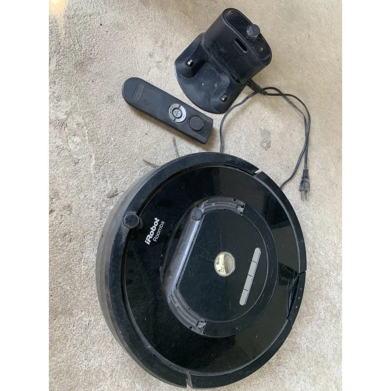 Xác robot hút bụi iRoomba kèm remote và dock sạc.  791004