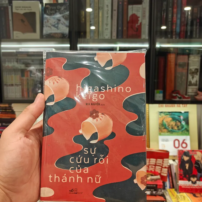 Sự cứu rỗi của thánh nữ - Higashino Keigo 572675