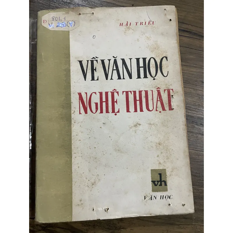 Về văn học nghệ thuật; Hải Triều ; 180 trang  1030303