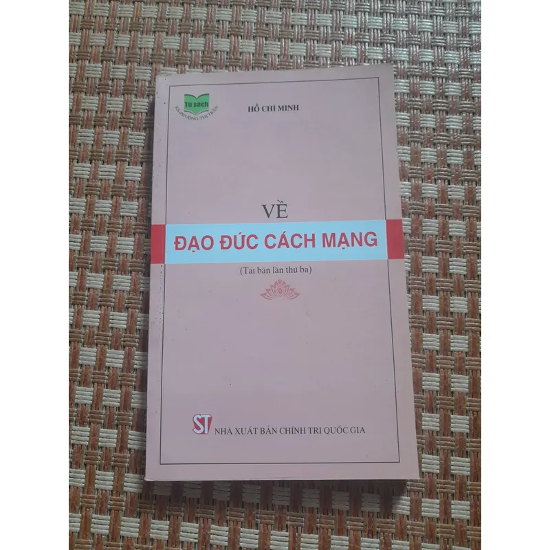 VỀ ĐẠO ĐỨC CÁCH MẠNG  735922