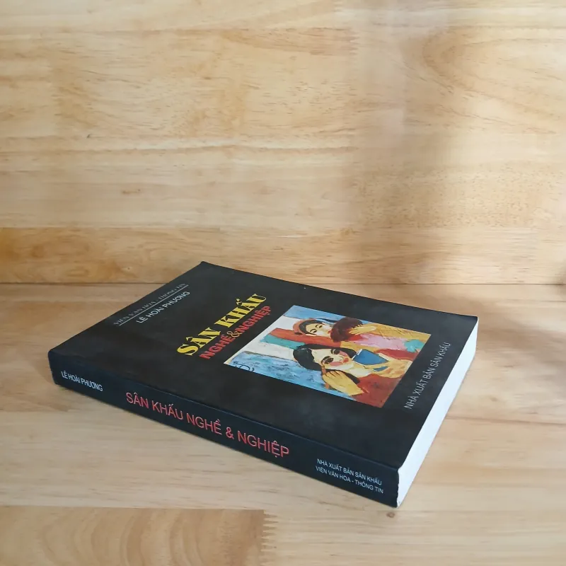 Sân Khấu Nghề & Nghiệp (Phê Bình & Tiểu Luận) - TS Lê Hoài Phương 780723