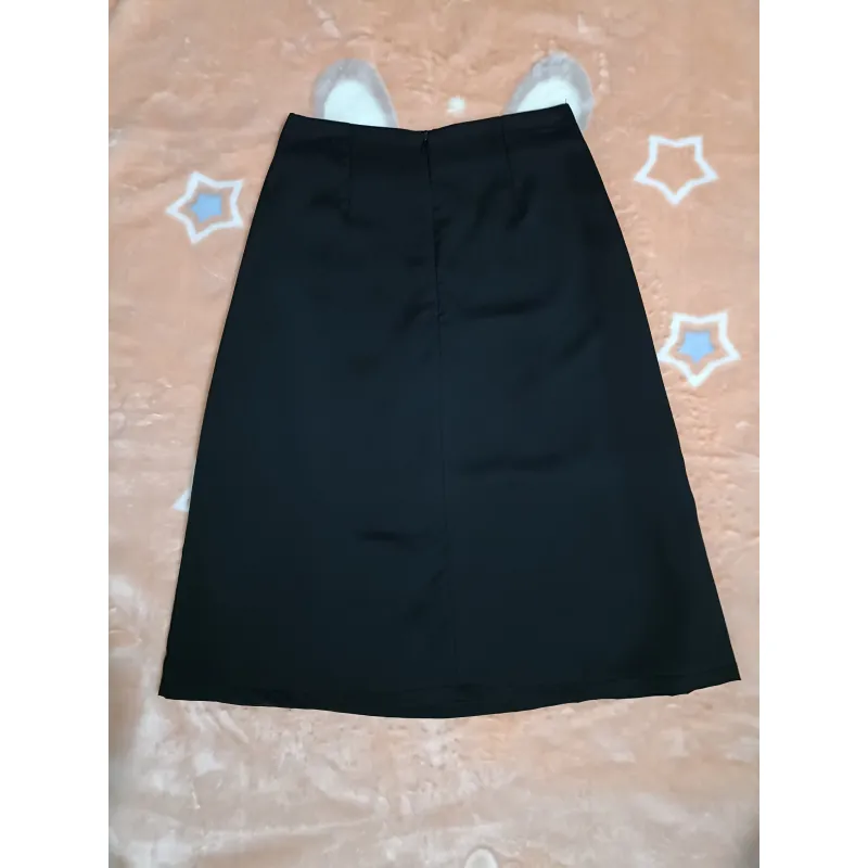 Chân váy đen xẻ tà một bên, cạp phẳng, khoá kéo sau 1008545