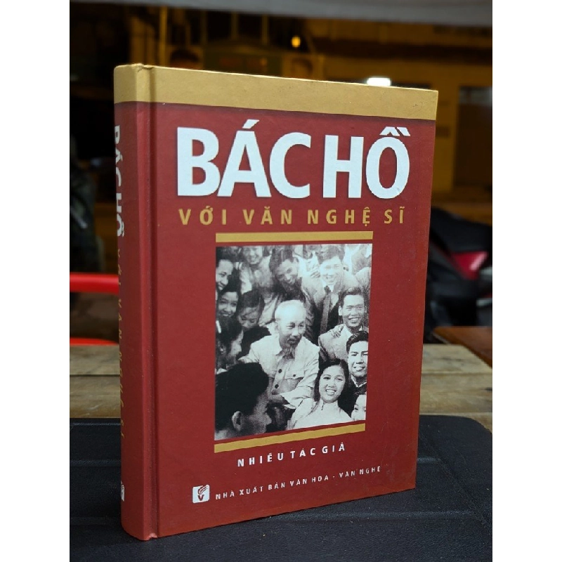 BÁC HỒ VỚI VĂN NGHỆ SĨ - NHIỀU TÁC GIẢ 300042