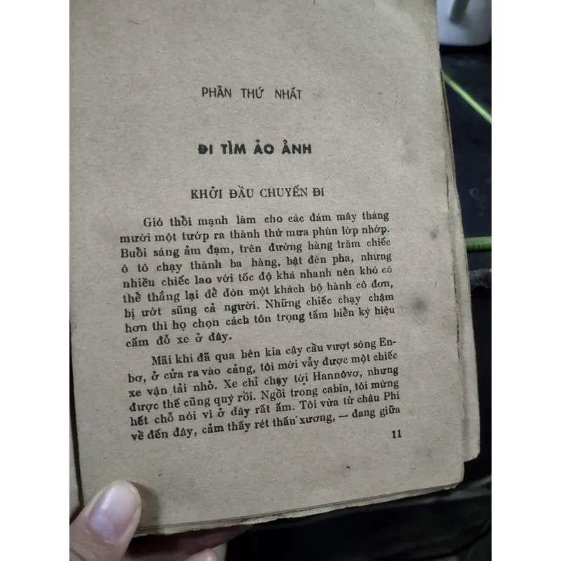 tiểu thuyết "Hoa Quỷ Tam Giác Vàng" của tác giả Bohuslav Snajder.  695788