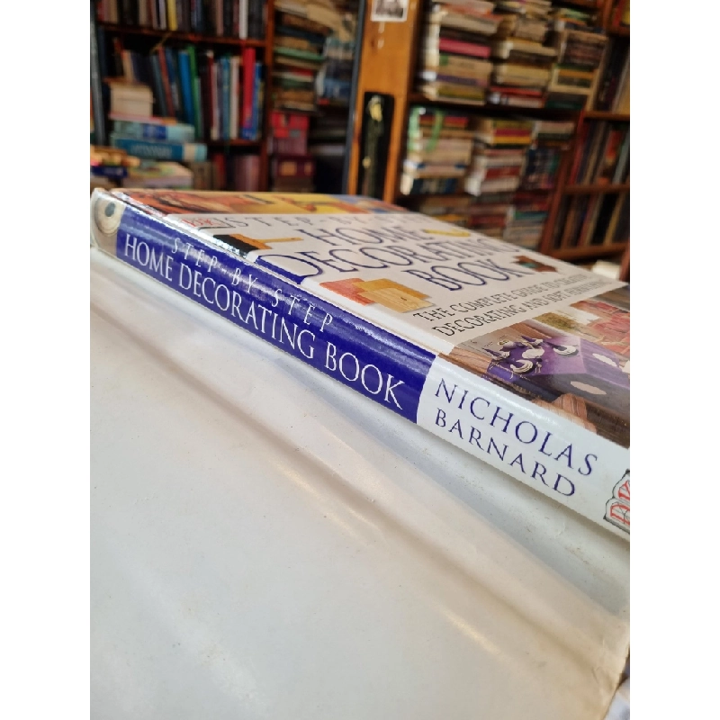 STEP-BY-STEP : HOME DACORATING BOOK : The Complete Guide to Creative Decorating and Soft Furnishing - Nicholas Barnard 270772