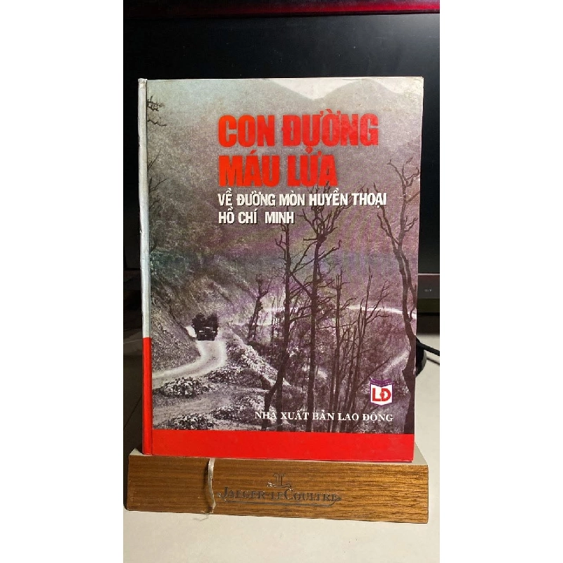 Con đường máu lửa - về đường mòn huyền thoại Hồ Chí Minh -Nguyễn Thị Suý, Lê Ngọc Tú thực hiện. -NXB Lao động, 2007. - 530tr ,khổ 19x27cm -sách qua sử dụng còn tốt 444425