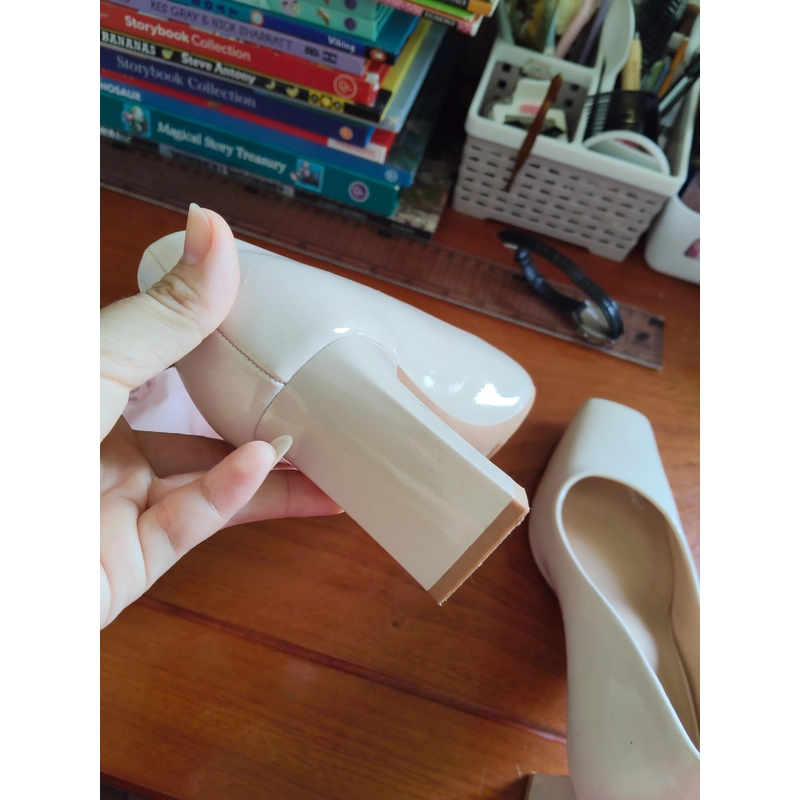 Giày bít mũi trắng 547813