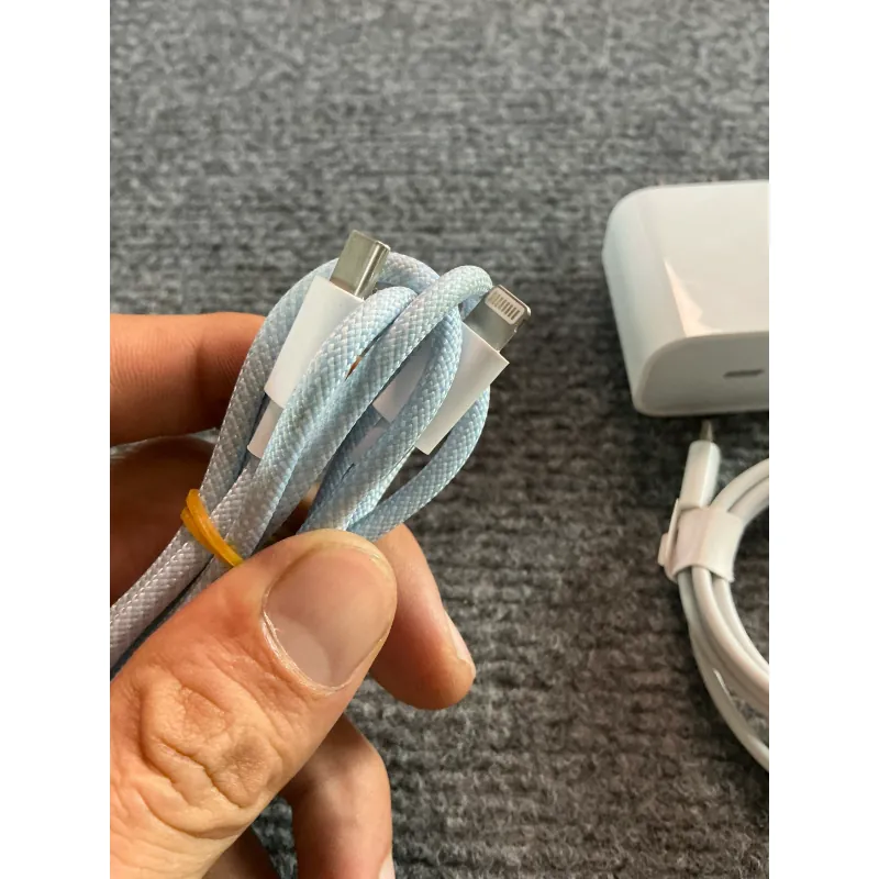 2 dây cáp sạc cũ lightning và 1 cốc sạc cũ 658700