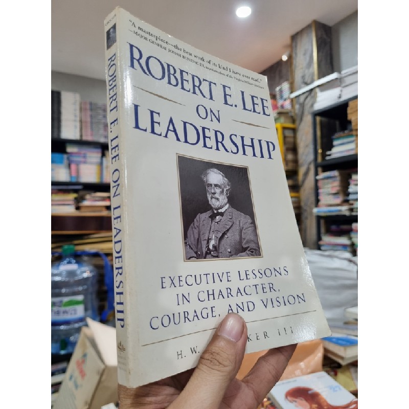 ROBERT E. LEE ON LEADERSHIP : EXCUTIVE LESSONS IN CHARACTER, COURAGE AND VISION - H.W. Crocker III 143256