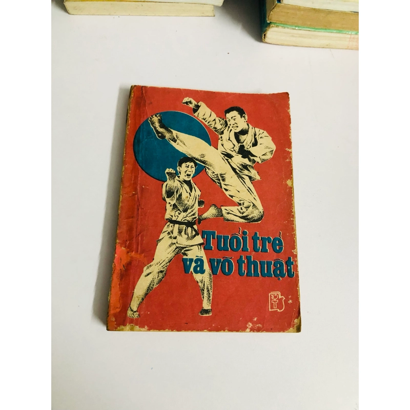 TUỔI TRẺ VÀ VÕ THUẬT  - 141 trang, nxb: 1988 542122