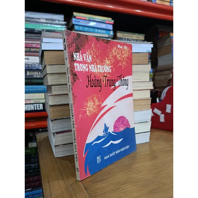 Nhà văn trong nhà trường: Hoàng Trung Thông - Bích Hà 702651