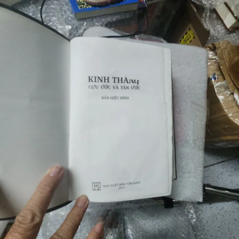 Kinh thánh cựu ước và tân ước bản truyền thống hiệu đính 2011 1001384