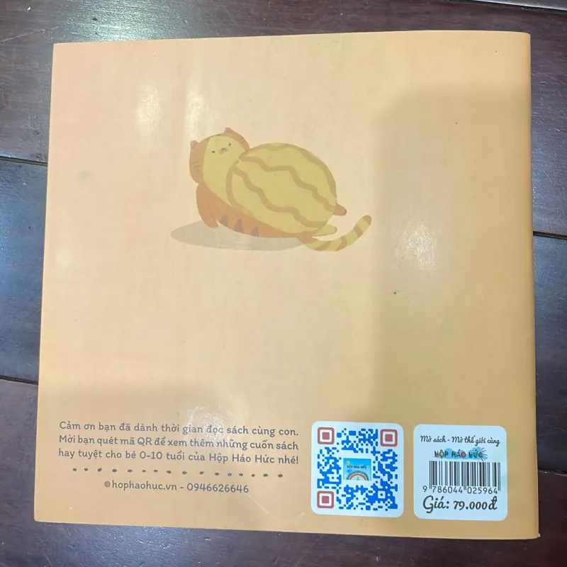 THUÝ AN : - Lỡ nuốt phải hạt dưa mất rồi  1028169