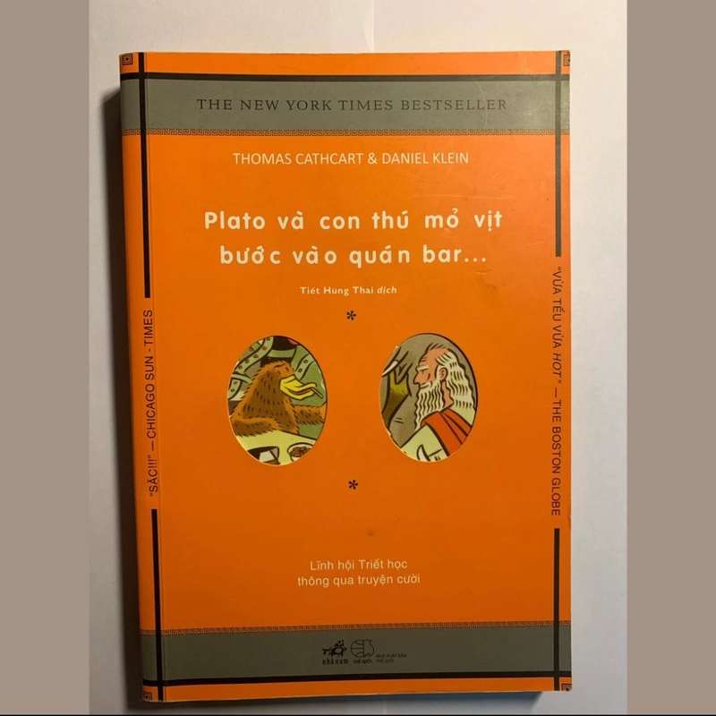 PLATO VÀ CON THÚ MỎ VỊT BƯỚC VÀO QUÁN BAR 335638