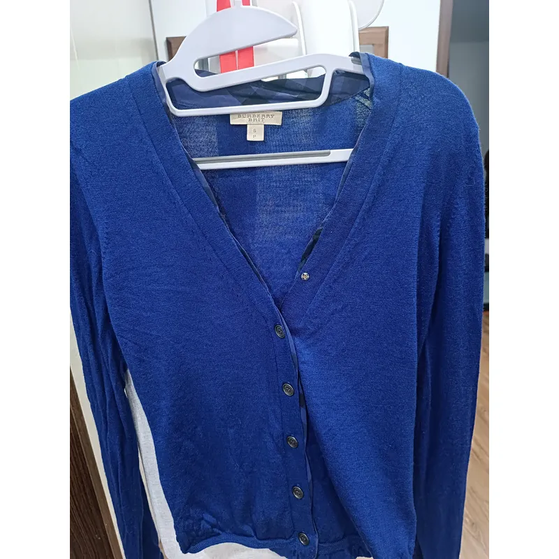 Áo len hãng Burberry, size s, đã qua sử dụng còn mới 95%  681893