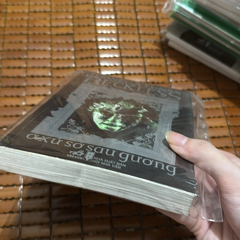 Ở xứ sở sau gương  526406