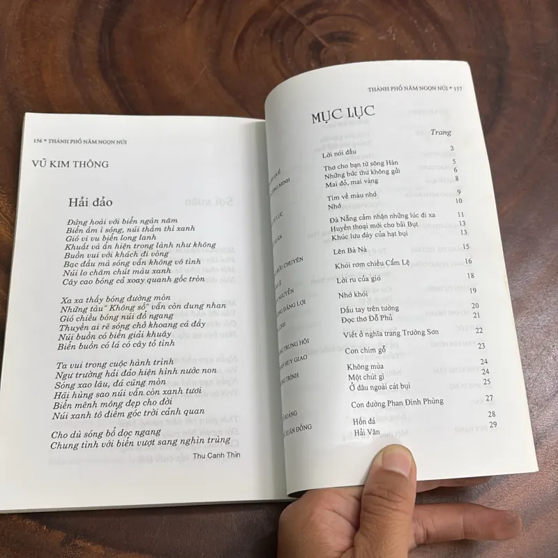 II Thơ: Thành Phố Năm Ngọn Núi - Nhiều Tác Giả - 2003 999182