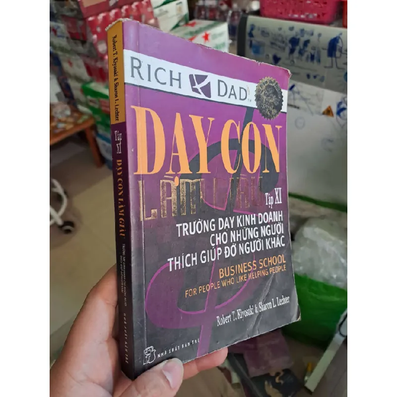 Dạy con làm giàu tập XI - trường dạy kinh doanh cho những người thích giúp đỡ người khác - Robert T. Kiyosaki - Sharon L. Lechter KỸ NĂNG HCM0910 588507