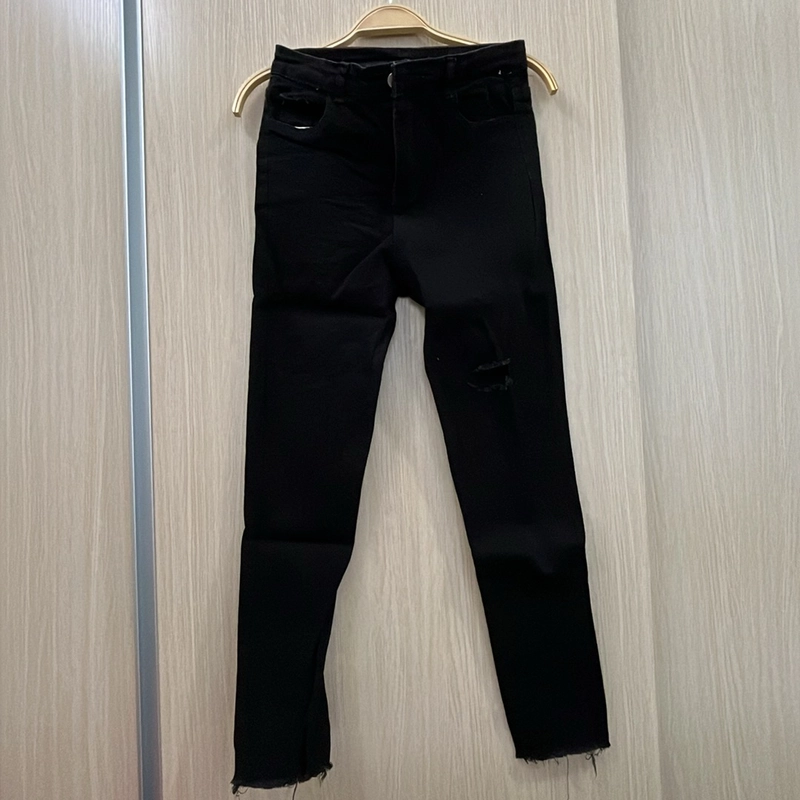 Quần jeans đen rách gối 377484