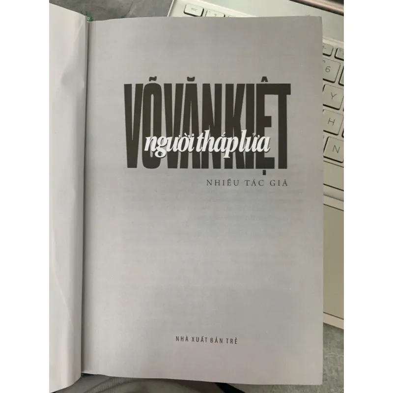 VÕ VĂN KIỆT NGƯỜI THẮP LỬA - NHIỀU TÁC GIẢ 699564