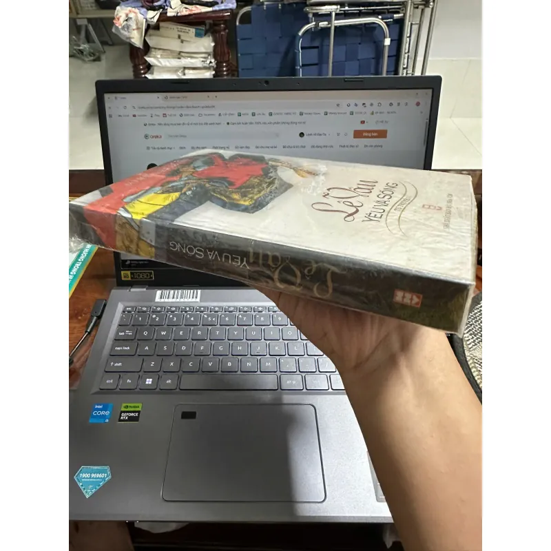 Lê Vân Yêu và Sống - Bùi Mai Hạnh & Lê Văn (Bìa cứng) 698148