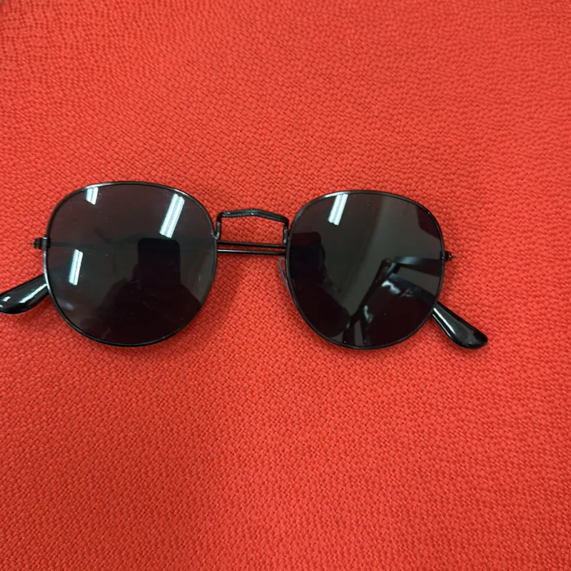 Mắt kính đen thầy bói 594533