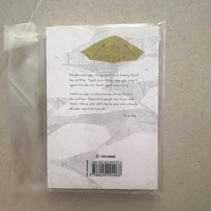 Sách song ngữ Chưa kịp lớn đã phải trưởng thành like new 99% 463755