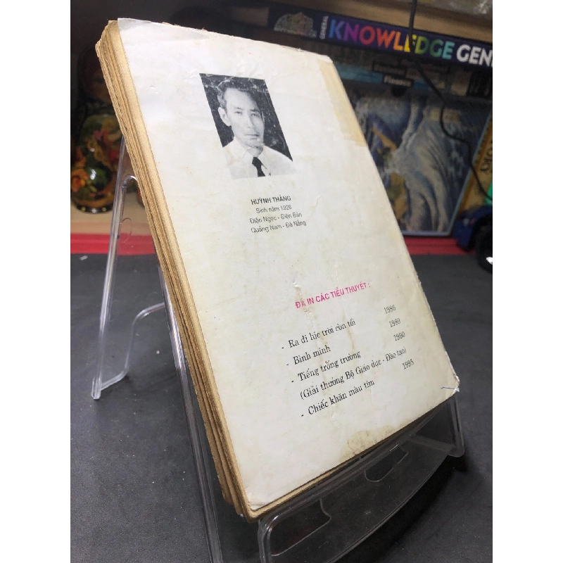 Chiếc khắn màu tím mới 50% ố nặng rách gáy rách trang cuối có dấu mộc và viết nhẹ trang đầu 1995 Huỳnh Thảng HPB0906 SÁCH VĂN HỌC 914661