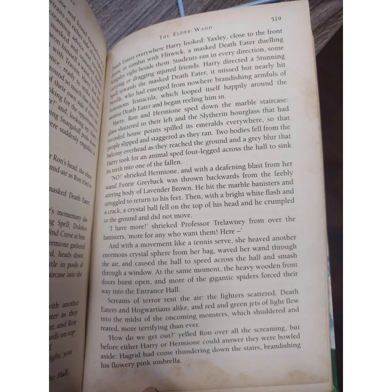 Sách: Harry Potter and theo Deathly Hallows - J.K. Rowling (A2) 587280