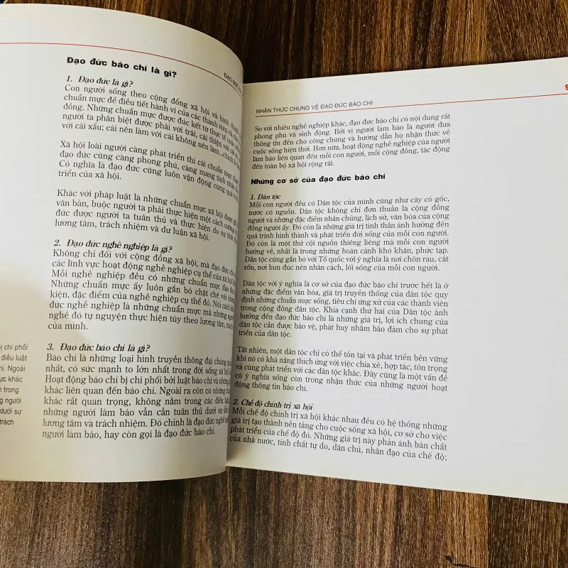 Cẩm nang đạo đức báo chí - GS. TS. Tạ Ngọc Tấn và PGS. TS. Đinh Thị Thúy Hằng#HATRA 931450