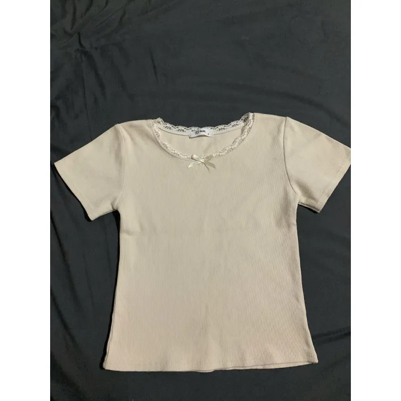 Mô tả sản phẩm: Hai chiếc áo thun nữ cùng kiểu dáng cổ tròn, tay ngắn và chất liệu nhẹ 735700