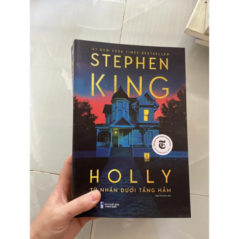 Holly (Tù nhân dưới tầng hầm) 977410