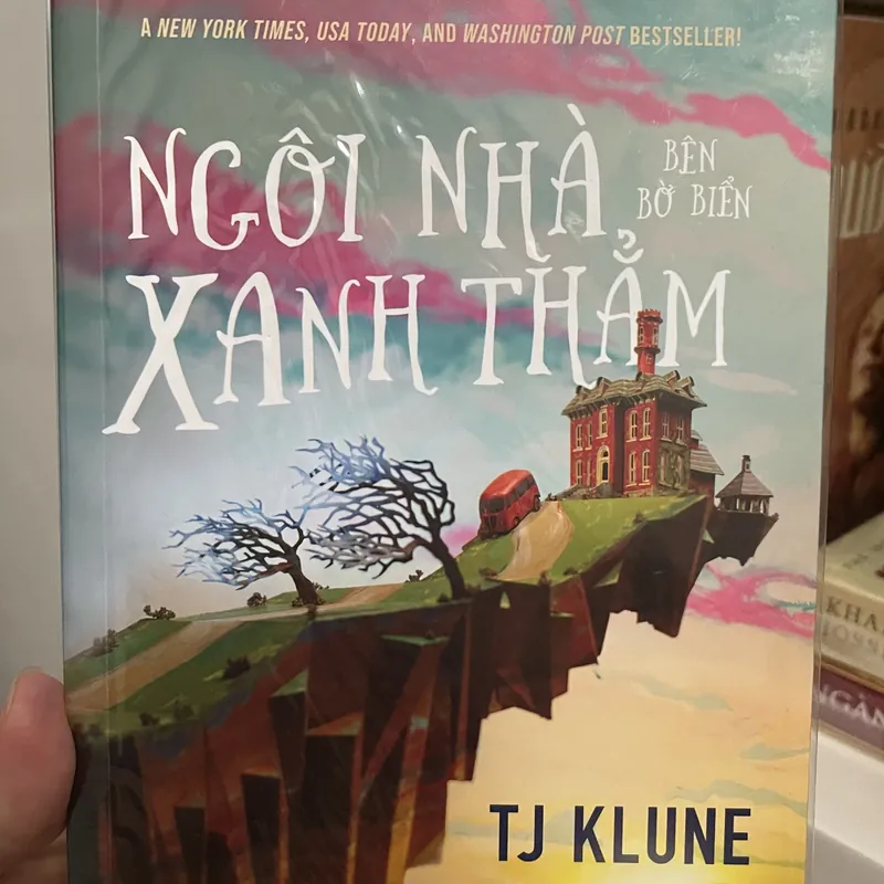 “Ngôi nhà bên bờ biển xanh thẳm” - tác giả TJ KLUNE (sách mới 100%) 604858