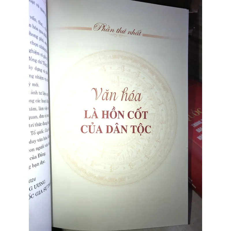 Xây dựng và phát triển nền văn hóa Việt Nam tiên tiến, đậm đà bản sắc dân tộc 704316