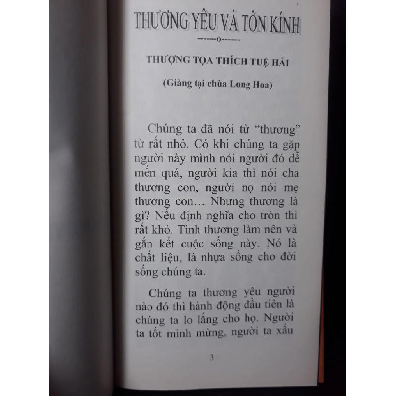 Thương yêu và tôn kính mới 90% bẩn nhẹ 2018 HCM1001 Thích Tuệ Hải TÂM LINH - TÔN GIÁO - THIỀN 380674