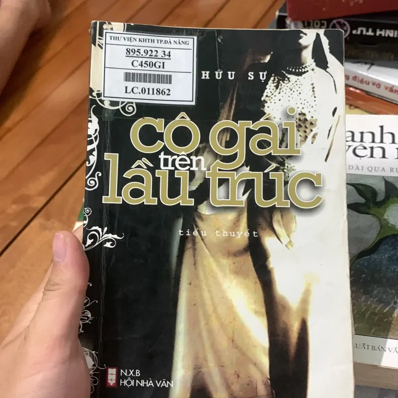 Co gái trên lầu trúc 754119