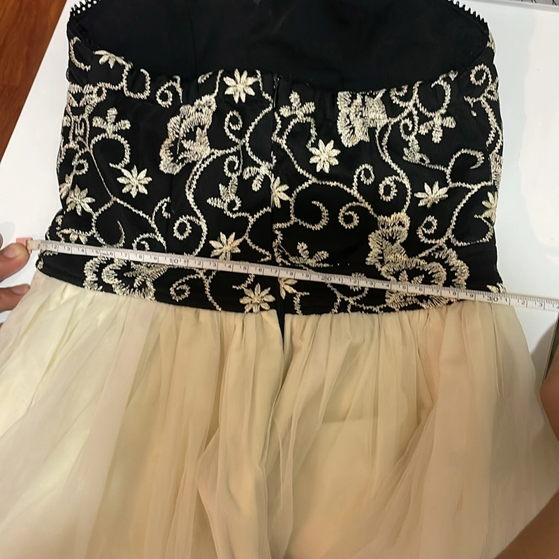 đầm ngang ngực ôm eo 70% 528038