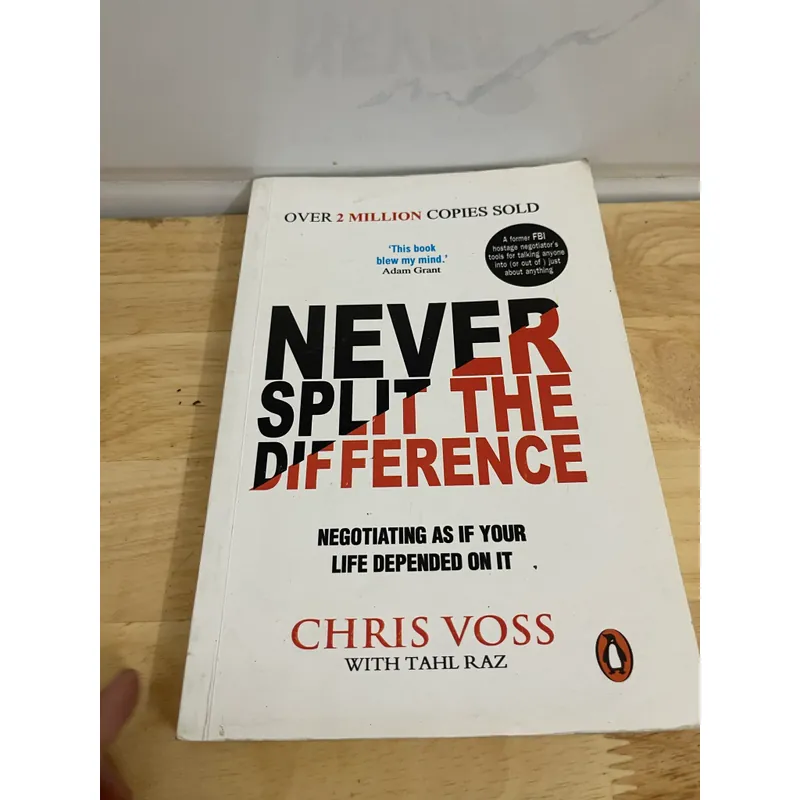 NEVER SPLIT THE DIFFERENCE 590581