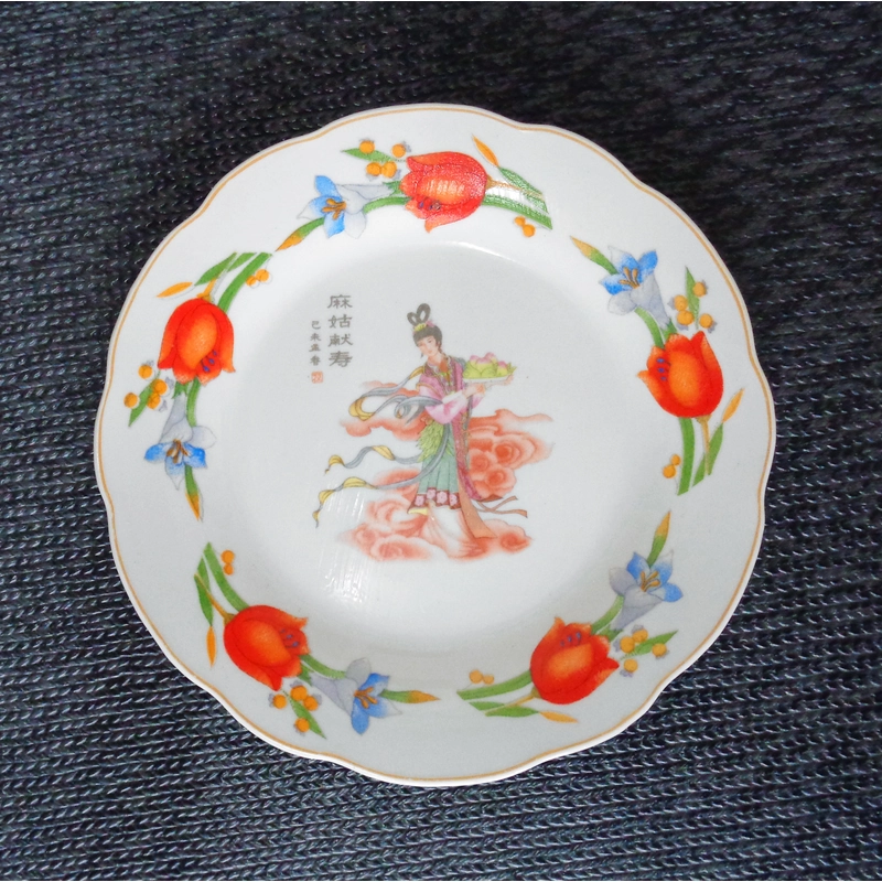 Dĩa sứ cô tiên Tàu dâng đào xưa, xung quanh có hoa 471138