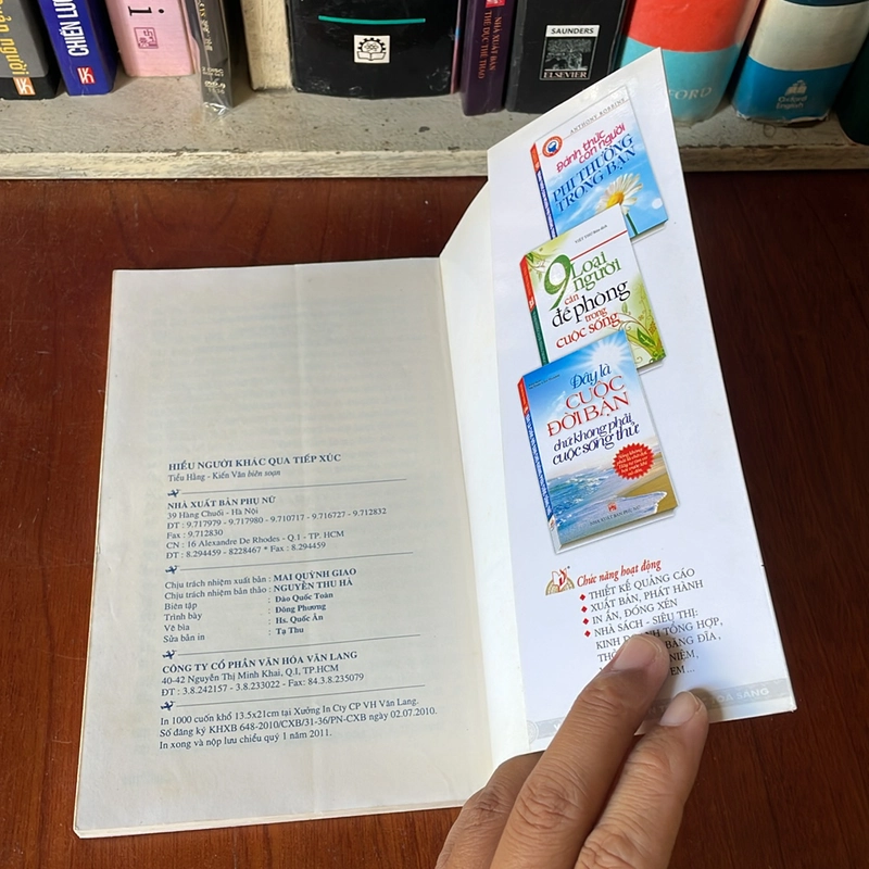 II Sách Kỹ Năng: Hiểu Người Khác Qua Tiếp Xúc - Tiểu Hằng, Kiến Văn - 2011 527758