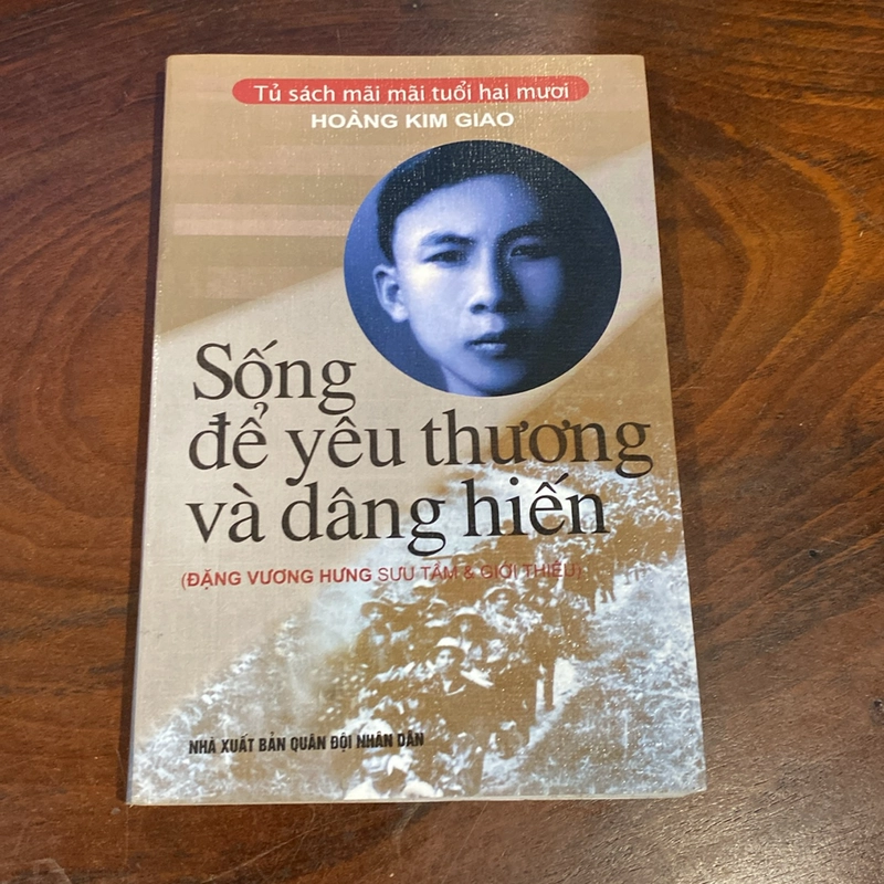 SỐNG ĐỂ YÊU THƯƠNG VÀ DÂNG HIẾN (XB 2005) 478585