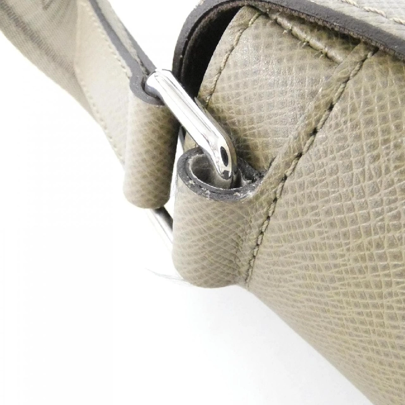 Túi xách vai Louis Vuitton Taiga Roman M32805 - Hàng hiệu Chính hãng 768126