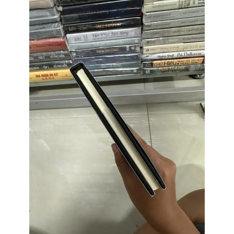 Người Tị Nạn - Viet Thanh Nguyen (Bìa cứng, ấn bản đặc biệt) 698267