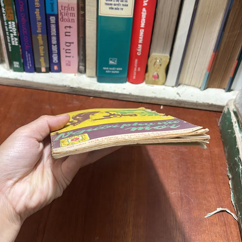 [Sách 8x] - II Văn Học Lịch Sử: Người Phụ Nữ Mới - 1985 797584