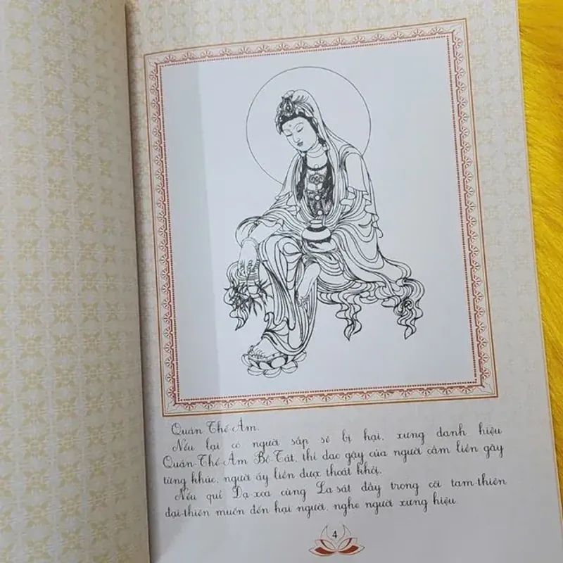 VỞ TÔ MÀU VÀ CHÉP KINH PHÁP HOA PHẨM PHỔ MÔN CHỮ MỜ 787532