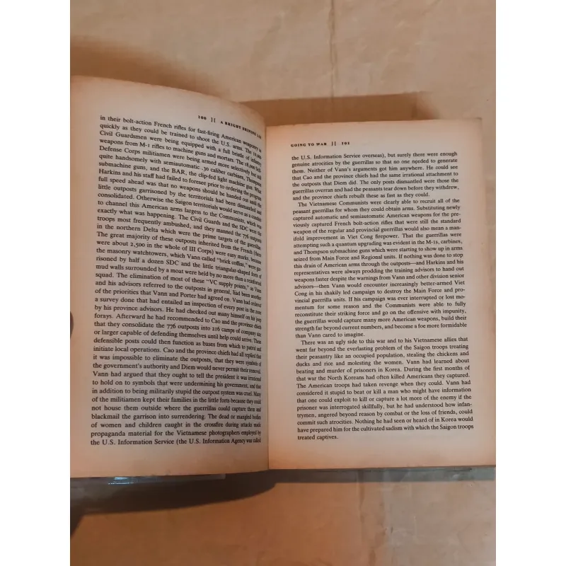 A Bright Shining Lie: John Paul Vann and America in Vietnam -  Neil Sheehan 1027334